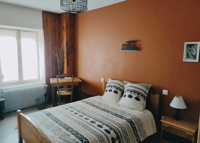 Le Ys Lounge Bar Hotel *